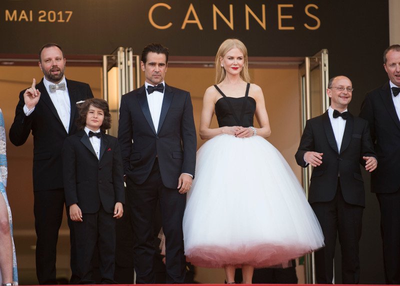 Ο Λάνθιμος αγκαζέ με τη (θεά) Νικόλ Κίντμαν και τον Κόλιν Φάρελ στο κόκκινο χαλί των Καννών -Μετά τη γιούχα [εικόνες & βίντεο] | iefimerida.gr 5