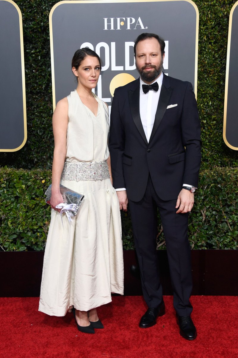 Με vintage αέρα, στα λευκά, συνόδευσε τον Λάνθιμο στις Χρυσές Σφαίρες, η σύντροφός του [εικόνες] | iefimerida.gr 2