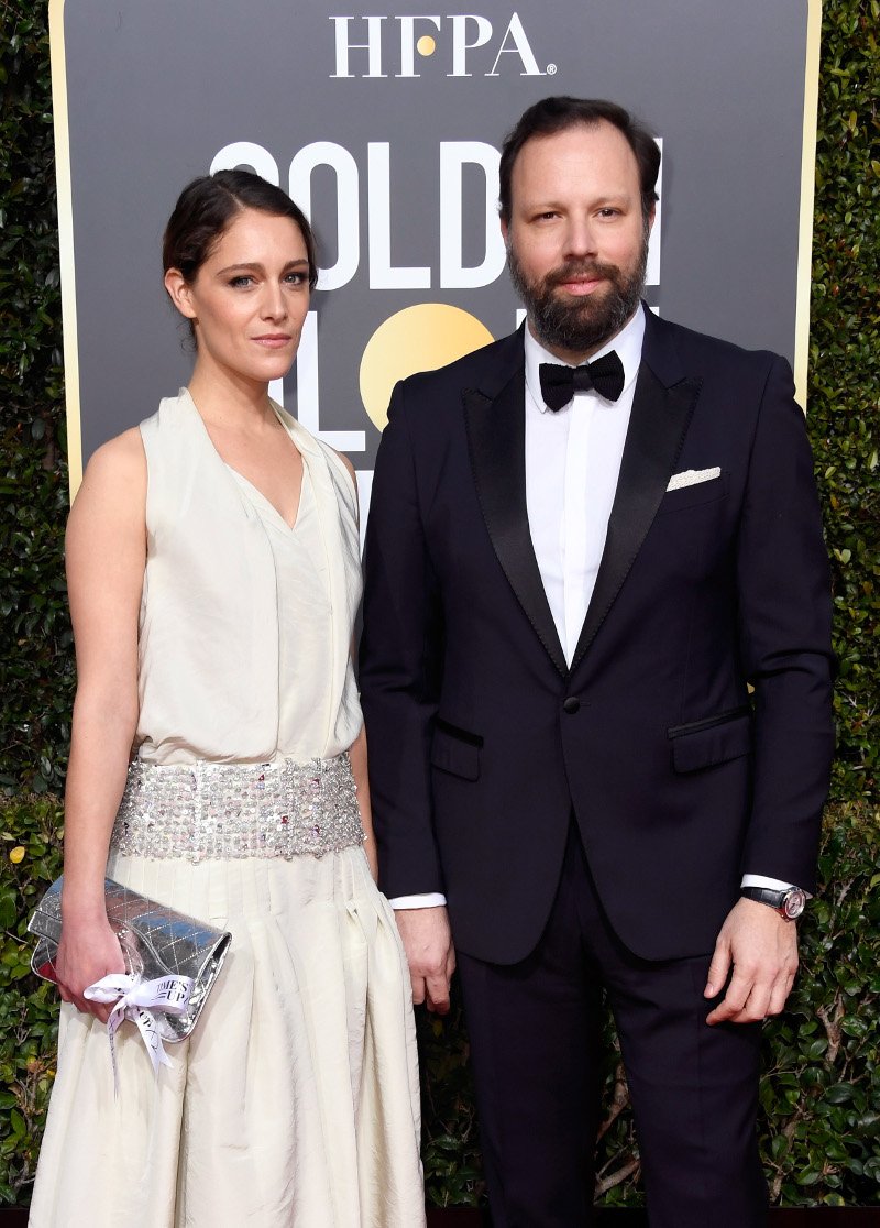 Με vintage αέρα, στα λευκά, συνόδευσε τον Λάνθιμο στις Χρυσές Σφαίρες, η σύντροφός του [εικόνες] | iefimerida.gr 0