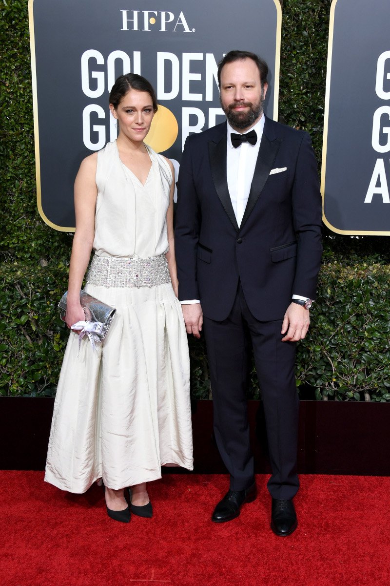 Με vintage αέρα, στα λευκά, συνόδευσε τον Λάνθιμο στις Χρυσές Σφαίρες, η σύντροφός του [εικόνες] | iefimerida.gr 1