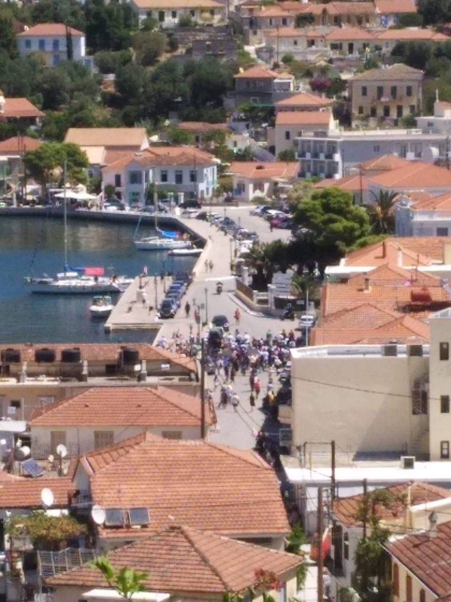 «Οι πρώτοι μετα-μνημονιακοί περίπατοι» -Αγκαλιές, selfies και διάγγελμα Τσίπρα στην Ιθάκη | iefimerida.gr 1