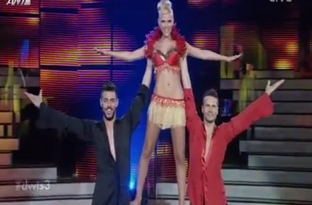 Αστυνομικός ή Βραζιλιάνα-Οι δυο εμφανίσεις της Λάουρα Νάργες που συζητήθηκαν [βίντεο]  | iefimerida.gr 0