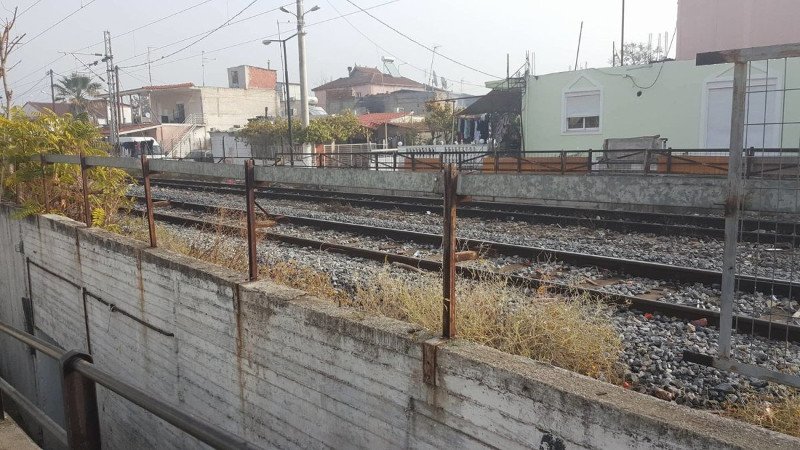 Αυτοψία στις γραμμές στη Λάρισα που παρασύρθηκε ο 12χρονος -Τα «περάσματα θανάτου» [εικόνες & βίντεο] | iefimerida.gr 3