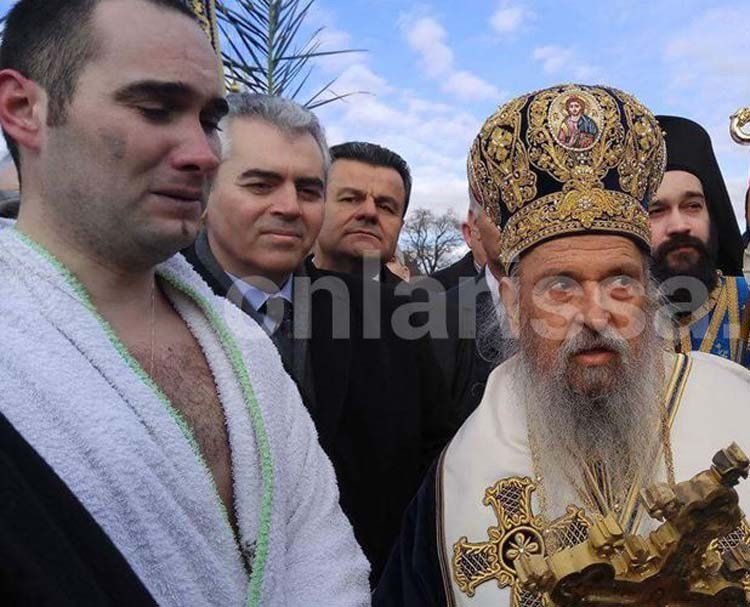 Λάρισα: Νεαρός υπαξιωματικός έπιασε τον σταυρό και ξέσπασε σε κλάματα [εικόνες & βίντεο] | iefimerida.gr 1