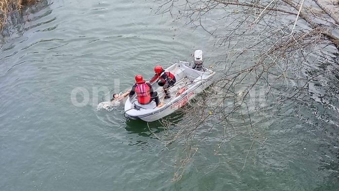 Λάρισα: Νεαρός υπαξιωματικός έπιασε τον σταυρό και ξέσπασε σε κλάματα [εικόνες & βίντεο] | iefimerida.gr 3