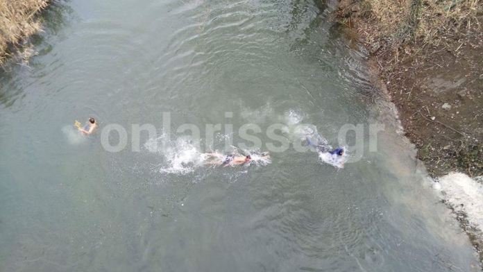 Λάρισα: Νεαρός υπαξιωματικός έπιασε τον σταυρό και ξέσπασε σε κλάματα [εικόνες & βίντεο] | iefimerida.gr 4