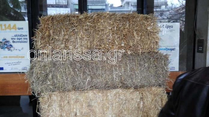 Λάρισα: Πλημμύρισαν με γάλα κεντρική πλατεία οι κτηνοτρόφοι [εικόνες & βίντεο] | iefimerida.gr 0