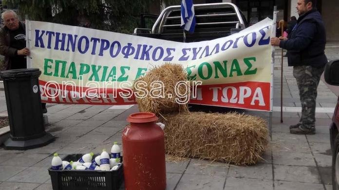 Λάρισα: Πλημμύρισαν με γάλα κεντρική πλατεία οι κτηνοτρόφοι [εικόνες & βίντεο] | iefimerida.gr 1