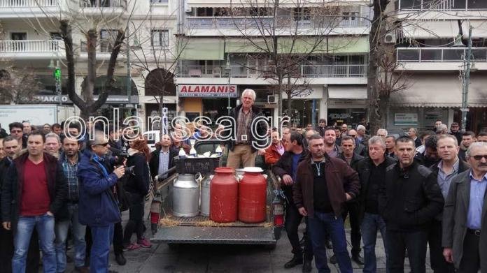 Λάρισα: Πλημμύρισαν με γάλα κεντρική πλατεία οι κτηνοτρόφοι [εικόνες & βίντεο] | iefimerida.gr 2