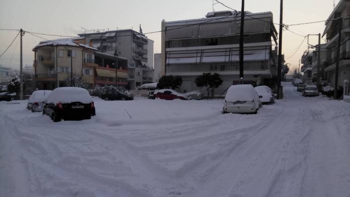 «Ομηροι» του χιονιά οι Λαρισαίοι -Προβλήματα στις μετακινήσεις από το χιόνι και τον πάγο [εικόνες] | iefimerida.gr 2