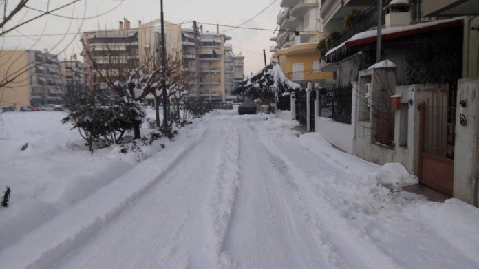 «Ομηροι» του χιονιά οι Λαρισαίοι -Προβλήματα στις μετακινήσεις από το χιόνι και τον πάγο [εικόνες] | iefimerida.gr 0
