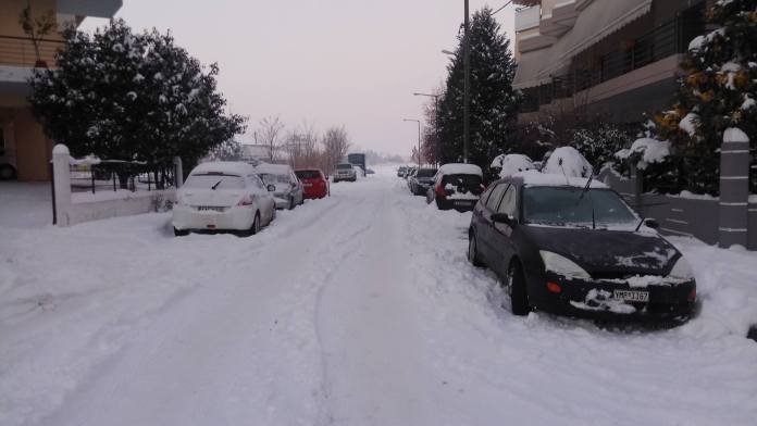 «Ομηροι» του χιονιά οι Λαρισαίοι -Προβλήματα στις μετακινήσεις από το χιόνι και τον πάγο [εικόνες] | iefimerida.gr 1