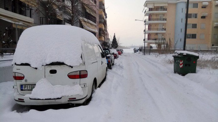 «Ομηροι» του χιονιά οι Λαρισαίοι -Προβλήματα στις μετακινήσεις από το χιόνι και τον πάγο [εικόνες] | iefimerida.gr 4