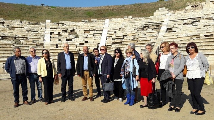 Ο υφυπουργός Πολιτισμού κατά την επίσκεψη του στη Λάρισα ξεναγήθηκε σε αρκετά μνημεία της περιοχής, από τον δήμαρχο Λαρισαίων Απόστολο Καλογιάννη, την προϊσταμένη της Εφορείας Αρχαιοτήτων Λάρισας Σταυρούλα Σδρόλια, αλλά και τη βουλευτή του ΣΥΡΙΖΑ Άννα Βαγενά.