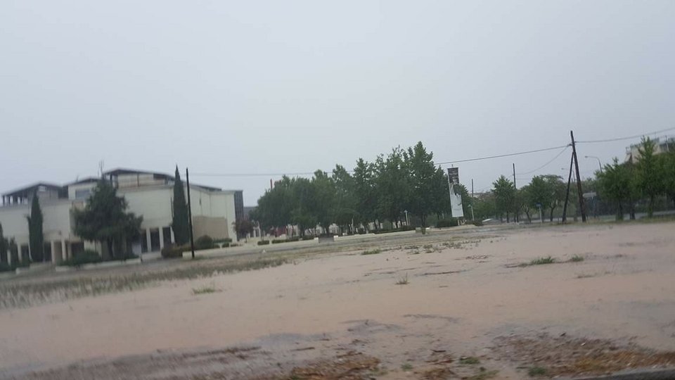 Πλημμύρισε η Λάρισα -Προβλήματα από την κακοκαιρία [εικόνες] | iefimerida.gr 0