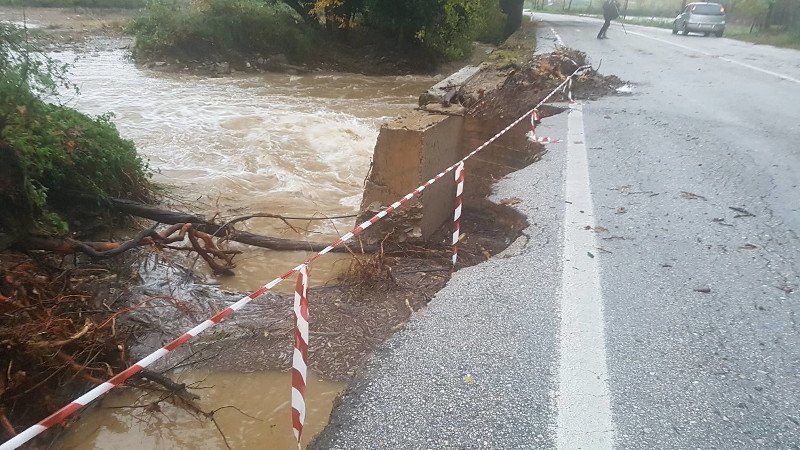 Πλημμύρισαν σπίτια στη Λάρισα -Κινδύνεψαν δύο άνθρωποι [εικόνες & βίντεο] | iefimerida.gr 4
