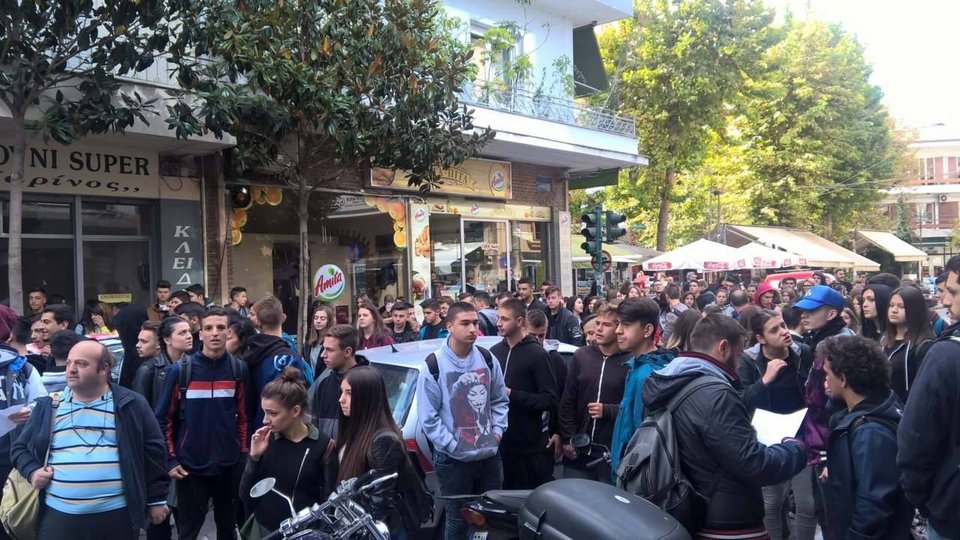 Στους δρόμους και οι μαθητές της Λάρισας -Υπό κατάληψη πολλά σχολεία [εικόνες] | iefimerida.gr 2