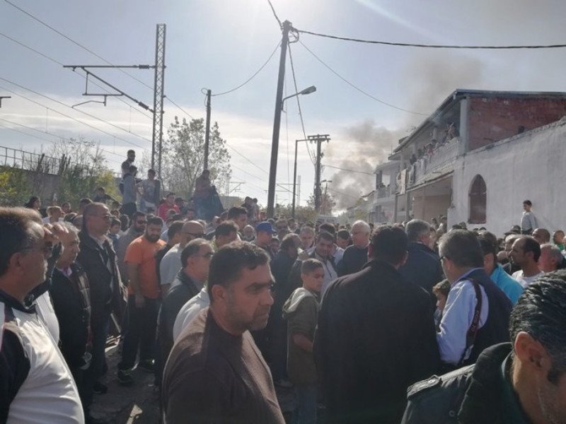 Ενταση στην Λάρισα: Ρομά κατέλαβαν τις γραμμές του ΟΣΕ -Ζητούν άμεσα λύση στο ζήτημα της ασφάλειας [εικόνες] | iefimerida.gr 3