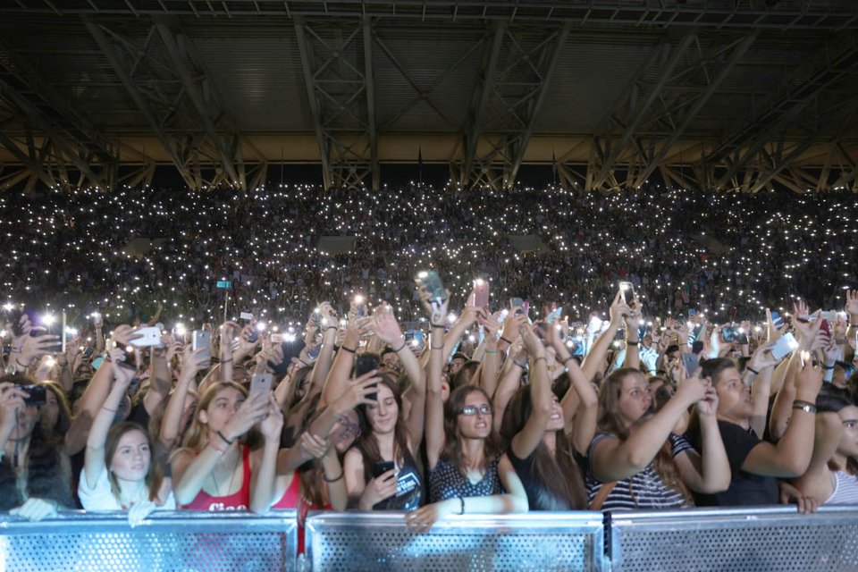 «Βούλιαξε» το γήπεδο της Λάρισας στη συναυλία του Ρέμου... χωρίς τον Ρέμο [εικόνες] | iefimerida.gr 1