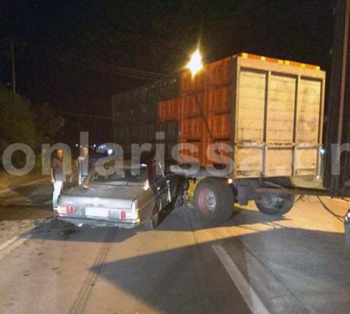 Λάρισα: Αυτοκίνητο σφηνώθηκε κάτω από φορτηγό, απίστευτες εικόνες | iefimerida.gr 0