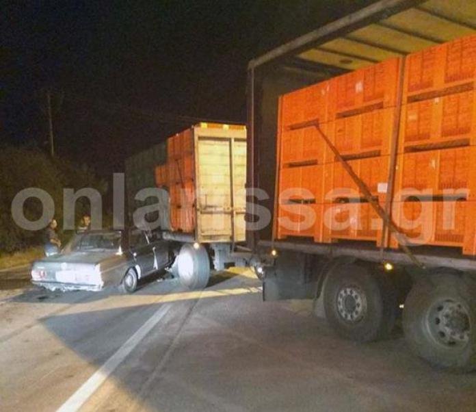 Λάρισα: Αυτοκίνητο σφηνώθηκε κάτω από φορτηγό, απίστευτες εικόνες | iefimerida.gr 1