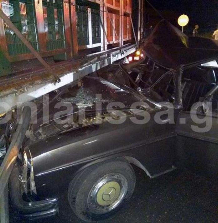 Λάρισα: Αυτοκίνητο σφηνώθηκε κάτω από φορτηγό, απίστευτες εικόνες | iefimerida.gr 2