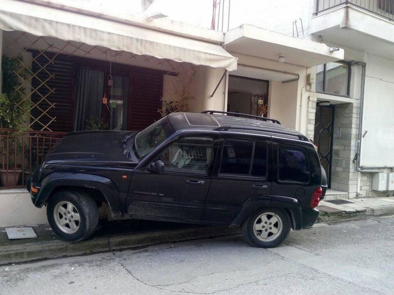 H οδηγός έχασε τον έλεγχο του αυτοκινήτου και έπεσε πάνω σε σπίτι