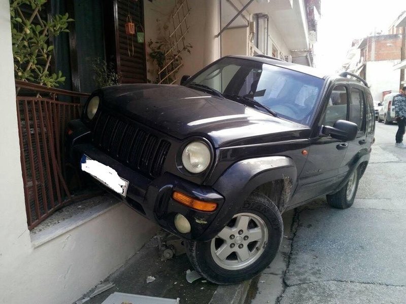 Οπως φαίνεται από τις φωτογραφίες το τζιπ καβάλησε το μπαλκόνι