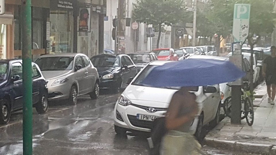 Φθινόπωρο αντί για καλοκαίρι στη Λάρισα -Καταρρακτώδης βροχή [εικόνες & βίντεο] | iefimerida.gr 0