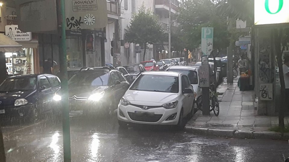 Φθινόπωρο αντί για καλοκαίρι στη Λάρισα -Καταρρακτώδης βροχή [εικόνες & βίντεο] | iefimerida.gr 1