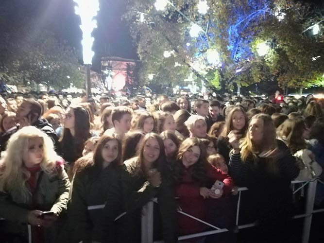 Στολίστηκε και η Λάρισα -«Βούλιαξε» η κεντρική πλατεία για τον Χατζηγιάννη [εικόνες & βίντεο] | iefimerida.gr 2