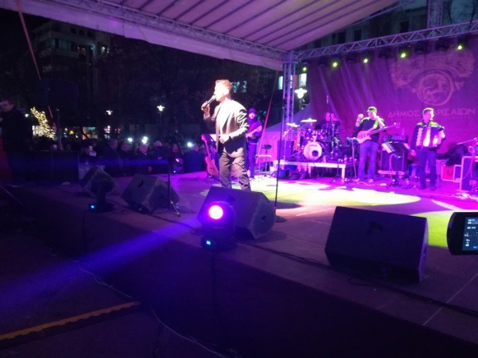 Στολίστηκε και η Λάρισα -«Βούλιαξε» η κεντρική πλατεία για τον Χατζηγιάννη [εικόνες & βίντεο] | iefimerida.gr 4