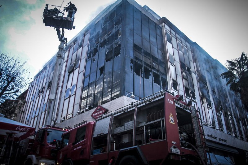 Μεγάλη πυρκαγιά σε εφορία στη Λάρισα -Συγκλονιστικές εικόνες και βίντεο | iefimerida.gr 0