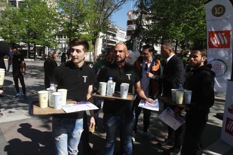 Λάρισα: Ετρεξαν με τον δίσκο στο χέρι -Αγώνας δρόμου για σερβιτόρους [εικόνες] | iefimerida.gr 0