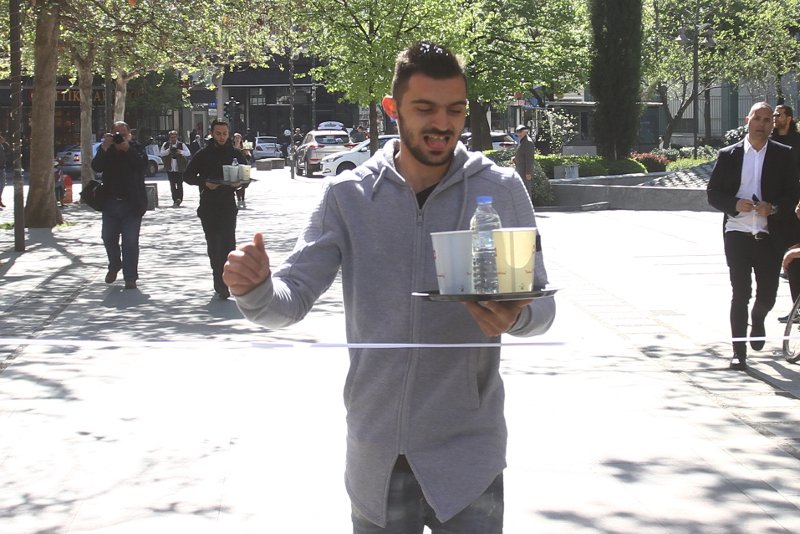 Λάρισα: Ετρεξαν με τον δίσκο στο χέρι -Αγώνας δρόμου για σερβιτόρους [εικόνες] | iefimerida.gr 3