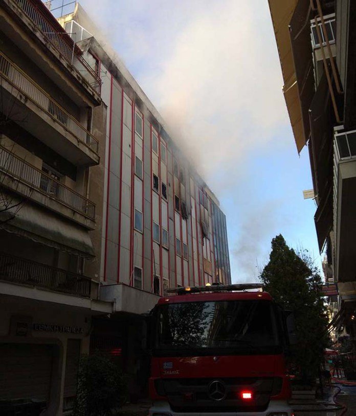 Μεγάλη πυρκαγιά σε εφορία στη Λάρισα -Συγκλονιστικές εικόνες και βίντεο | iefimerida.gr 6