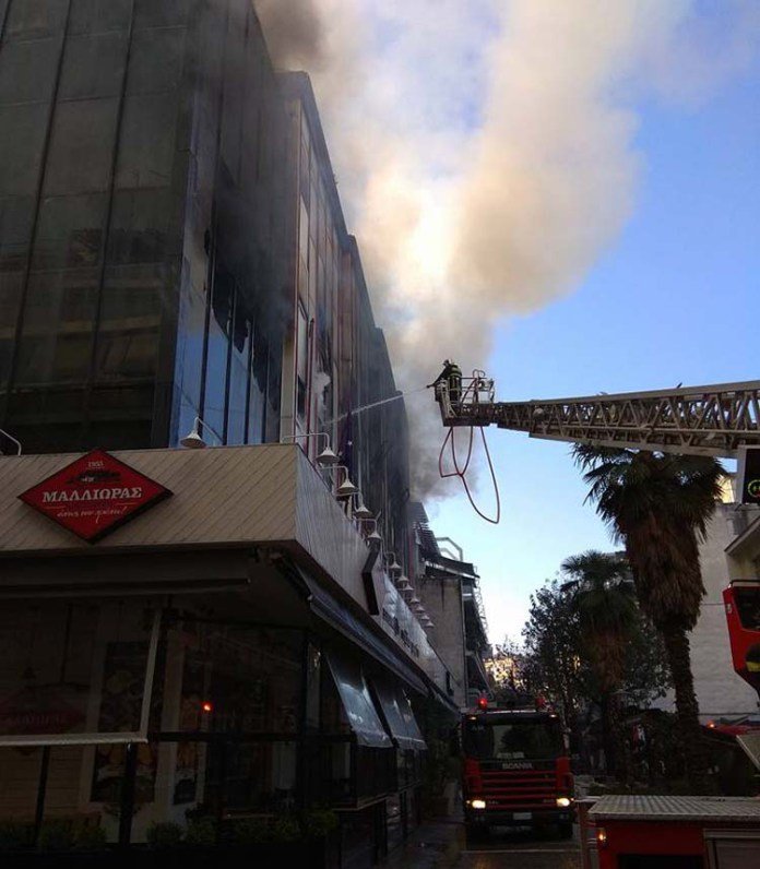 Μεγάλη πυρκαγιά σε εφορία στη Λάρισα -Συγκλονιστικές εικόνες και βίντεο | iefimerida.gr 7