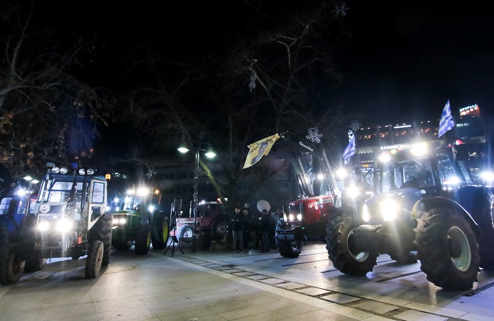 Αγρότες πλημμύρισαν με τρακτέρ το κέντρο της Λάρισας [εικόνες&βίντεο] | iefimerida.gr 0