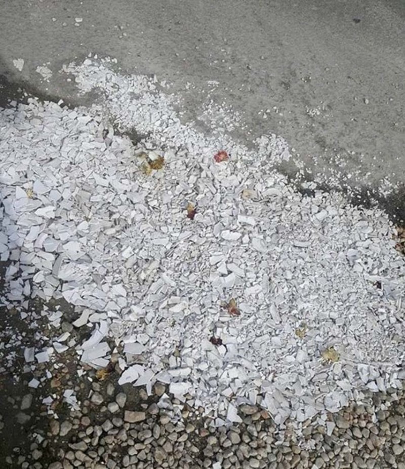 Λάρισα: Εκλεισαν τις λακκούβες στο δρόμο με... σπασμένα πιάτα και γαρύφαλλα [εικόνες] | iefimerida.gr 0