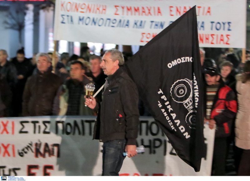Αγρότες πλημμύρισαν με τρακτέρ το κέντρο της Λάρισας [εικόνες&βίντεο] | iefimerida.gr 4