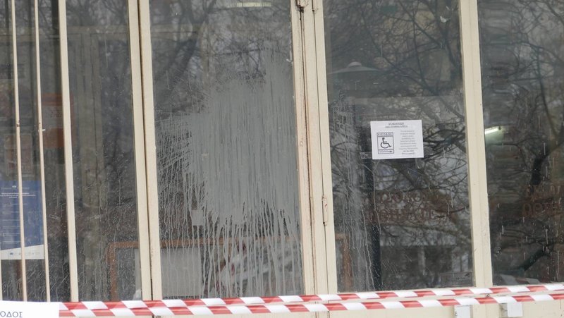 Αναρχικοί πέταξαν μπογιές στην είσοδο του Δικαστικού Μεγάρου στη Λάρισα [εικόνες] | iefimerida.gr 1