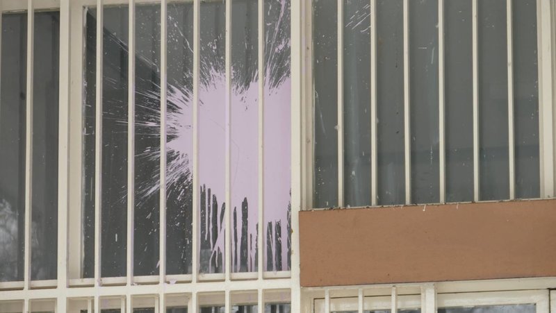 Αναρχικοί πέταξαν μπογιές στην είσοδο του Δικαστικού Μεγάρου στη Λάρισα [εικόνες] | iefimerida.gr 2