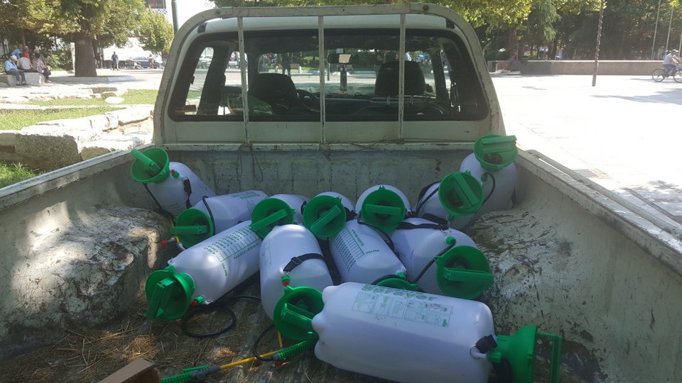 Στη Λάρισα ψεκάζουν τα σκουπίδια για να αποφύγουν μολύνσεις [εικόνες]  | iefimerida.gr 1