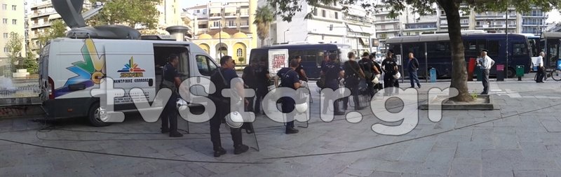 Με χειροπέδες στην ορκωμοσία του ο Ηλιόπουλος -Επεισόδια και δακρυγόνα έξω από τον χώρο της τελετής [εικόνες & βίντεο] | iefimerida.gr 2