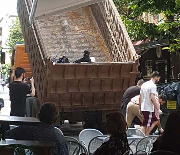 Λαρισαίοι μάζεψαν μόνοι τους τα σκουπίδια -Τα φόρτωσαν σε φορτηγό [εικόνες] | iefimerida.gr 2