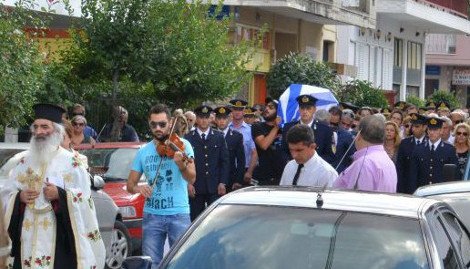 Με βιολιά το «τελευταίο αντίο» στον άτυχο πυροσβέστη που έπεσε στο καθήκον στο Παλαιό Φάληρο [εικόνες] | iefimerida.gr 0