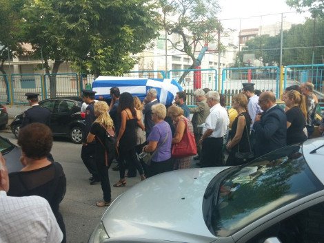 Με βιολιά το «τελευταίο αντίο» στον άτυχο πυροσβέστη που έπεσε στο καθήκον στο Παλαιό Φάληρο [εικόνες] | iefimerida.gr 2