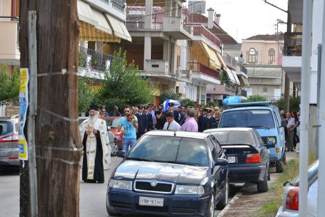 Με βιολιά το «τελευταίο αντίο» στον άτυχο πυροσβέστη που έπεσε στο καθήκον στο Παλαιό Φάληρο [εικόνες] | iefimerida.gr 3