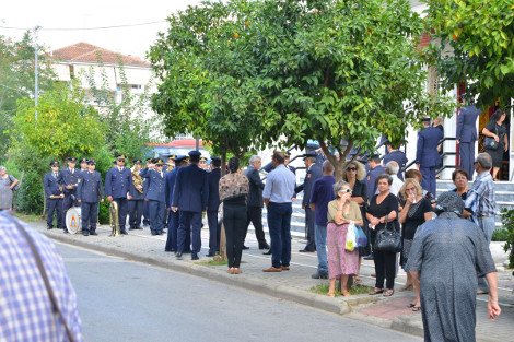 Με βιολιά το «τελευταίο αντίο» στον άτυχο πυροσβέστη που έπεσε στο καθήκον στο Παλαιό Φάληρο [εικόνες] | iefimerida.gr 4