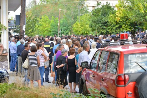 Με βιολιά το «τελευταίο αντίο» στον άτυχο πυροσβέστη που έπεσε στο καθήκον στο Παλαιό Φάληρο [εικόνες] | iefimerida.gr 5